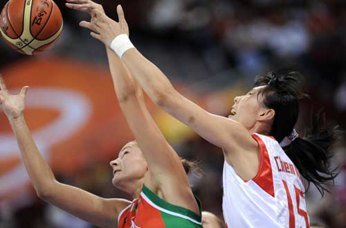 图文-女篮中国vs白俄罗斯 空中争球