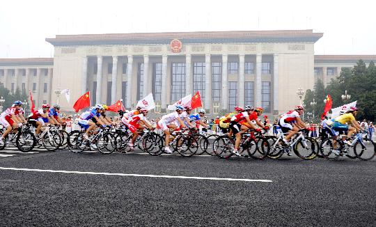 图文-公路自行车女子大组赛举行 驶过人民大会堂