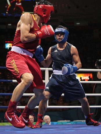 图文-拳击81公斤级半决赛 张小平侧身攻击