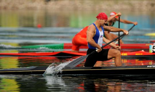 图文-男子单人划艇500米决赛赛况 向终点发起冲刺