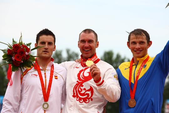 图文-男子单人划艇500米决赛 冠军是最开心的