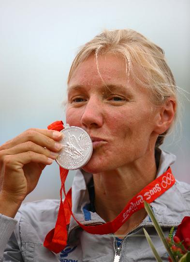 图文-女子单人皮艇500米决赛 伊德姆亲吻奖牌