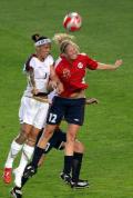 图文-[女足]挪威2-0美国 挪威队克里斯滕森在争顶