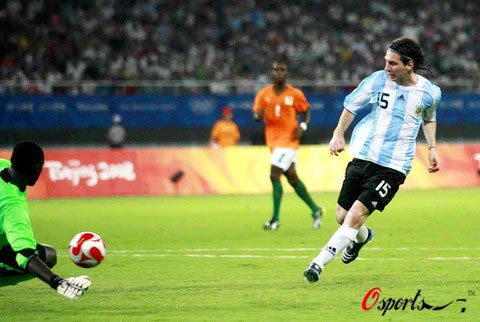 图文-科特迪瓦国奥VS阿根廷国奥 梅西推射攻门