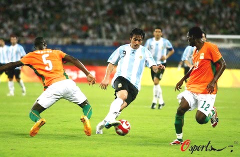 图文-科特迪瓦国奥VS阿根廷国奥 拉韦西从容控球