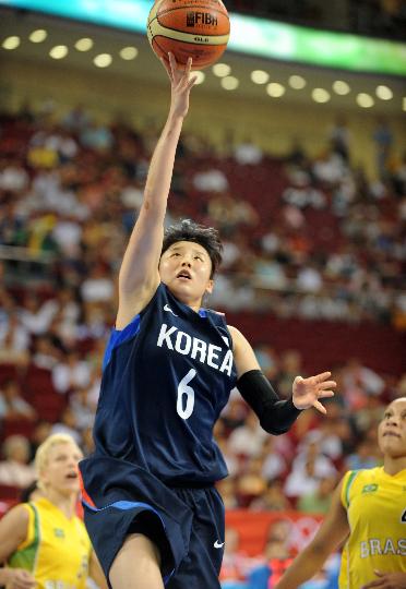 图文-[奥运会]韩国女篮68-62巴西 进攻球员上篮