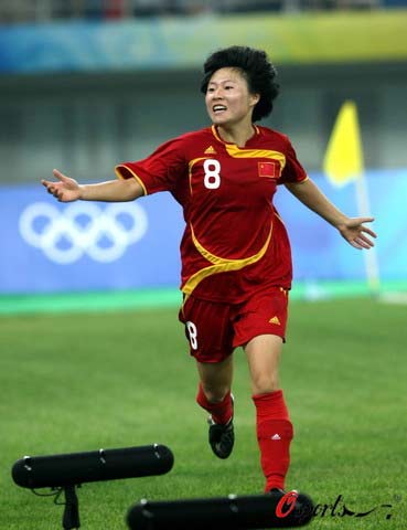 图文-[女足]加拿大队VS中国队 徐媛庆祝进球