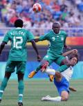 图文-[男足]尼日利亚2-1日本 奥比纳与对手拼抢