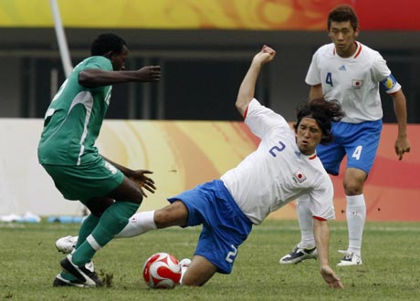 图为-[男足]尼日利亚队vs日本队 细贝甫倒地铲球