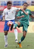 图为-[男足]尼日利亚vs日本 水元广记争夺球权