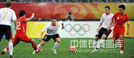 图文-中国国奥0-2比利时 德罗弗争夺球权