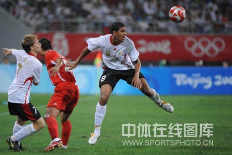 图文-中国国奥0-2比利时 哈龙比赛中争抢头球