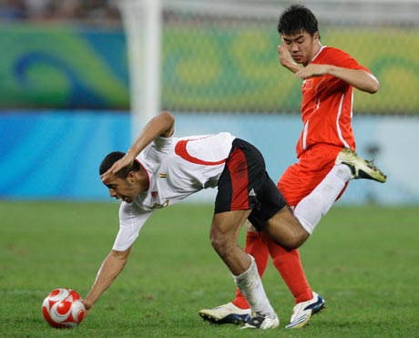 图文-[男足]中国0-2比利时 摔倒也要护住球