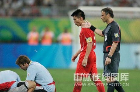 图文-[男足]中国0-2比利时 裁判要求郑智离开赛场