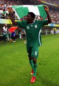 图为-[男足]尼日利亚2-1日本 身披国旗庆祝胜利