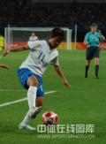 图文-[奥运]中国女足VS日本 利用身体护住球