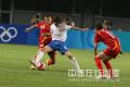 图文-[奥运]中国女足0-2日本 刘华娜和对手拼抢