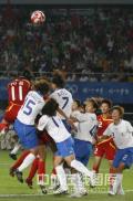图文-[奥运]中国女足0-2日本 双方争顶