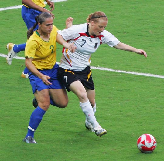 图文-女足半决赛巴西4-1德国 德国队员身体强壮