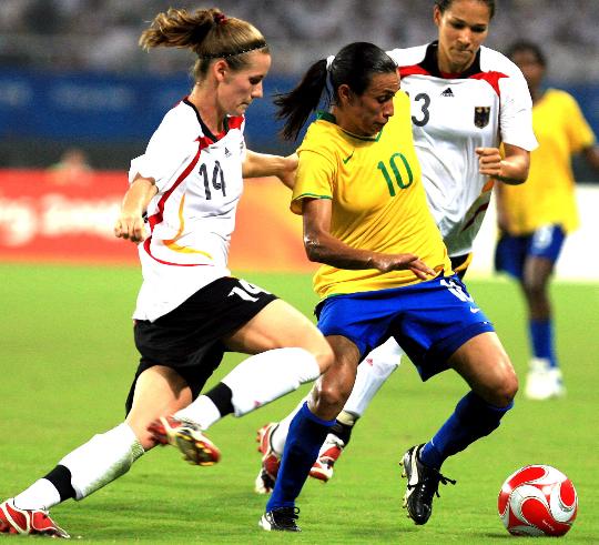 图文-女足半决赛巴西4-1德国 两个人都拦不住玛塔