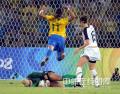 图文-女足决赛美国1-0巴西 守门员成功救球