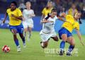 图文-女足决赛美国1-0巴西 美国队员突破