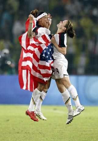 图文-女足决赛美国1-0巴西 独特的庆祝仪式
