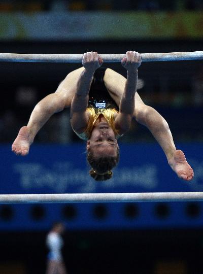 图文-奥运会女子体操资格赛 希腊选手的高低杠表演