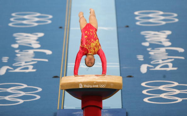 图文-中国队参加女子体操资格赛 程菲跃上跳马一瞬