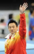 图文-中国体操男团强势冲击冠军 杨威向观众挥手