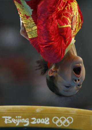图文-[体操]中国女团冲击冠军 程菲在空中倒立