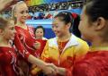 图文-中国体操首夺奥运女团冠军 与美国选手握手