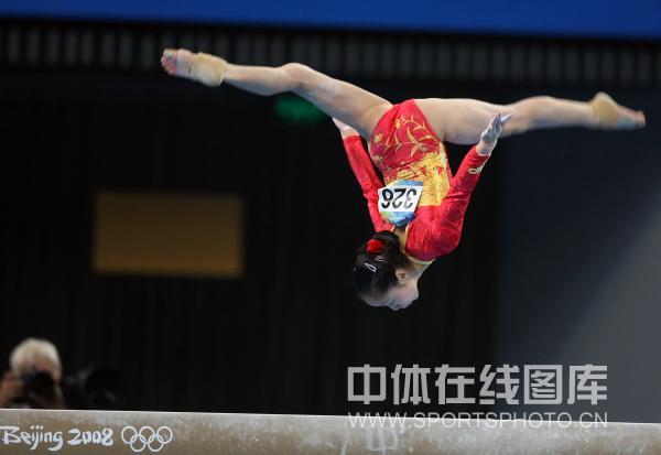 图文-中国体操首夺奥运女团冠军 邓琳琳完美的空翻
