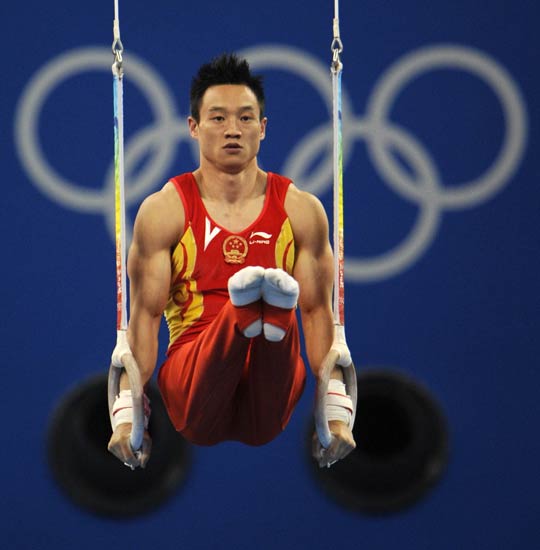 图文-男子个人全能决赛开赛 吊环上的巨人
