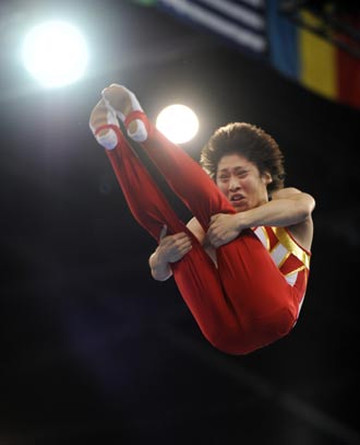 图文-蹦床女子个人赛资格赛 日本队员空中抱腿