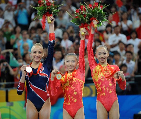 图文-何可欣夺得高低杠冠军 三人共同展示奖牌