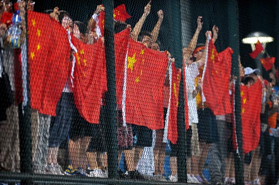 图文-19日男子曲棍球赛况 为中国助威的观众