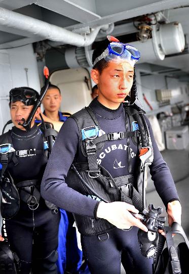 图文-蛙人与机器人联手保安全 海军潜水员走出舰艇