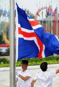 图文-冰岛奥运代表团举行升旗仪式  旗手升国旗