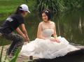 图文-杭州西湖奥运婚庆喜上添喜 为新娘整理婚纱