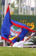 图文-关岛奥运代表团举行升旗仪式 关岛国旗升起