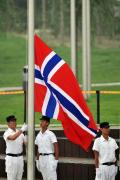 图文-挪威奥运代表团举行升旗仪式 升旗手升起国旗