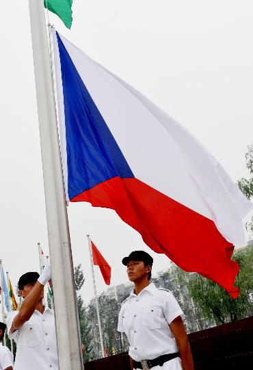 图文-捷克奥运代表团升旗仪式 旗手升起捷克国旗