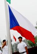 图文-捷克奥运代表团升旗仪式 旗手升起捷克国旗