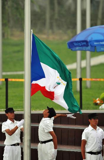 图文-赤道几内亚代表团举行升旗仪式 升旗手升旗