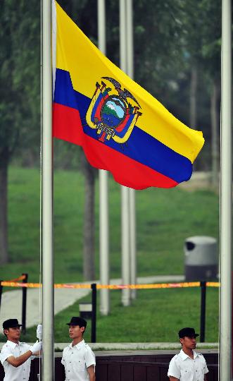 图文-厄瓜多尔奥运代表团举行升旗仪式 升起国旗