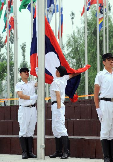 图文-老挝代表团举行升旗仪式 旗手升起老挝国旗