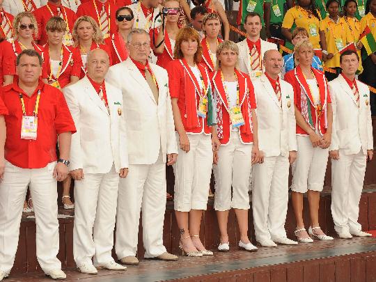 图文-白俄罗斯奥运代表团举行升旗仪式 庄严肃穆