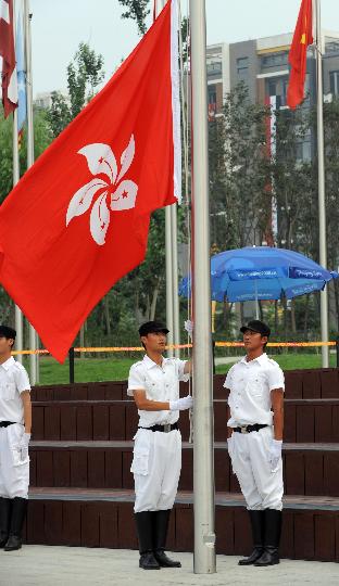 图文-中国香港奥运代表团举行升旗仪式 升起区旗