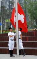 图文-瑞士奥运代表团举行升旗仪式 国旗迎风招展